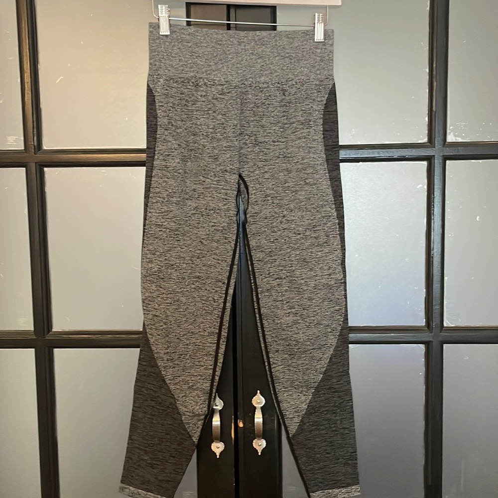 PINK Victoria’s Secret seamless leggings pants size medium M gray/black